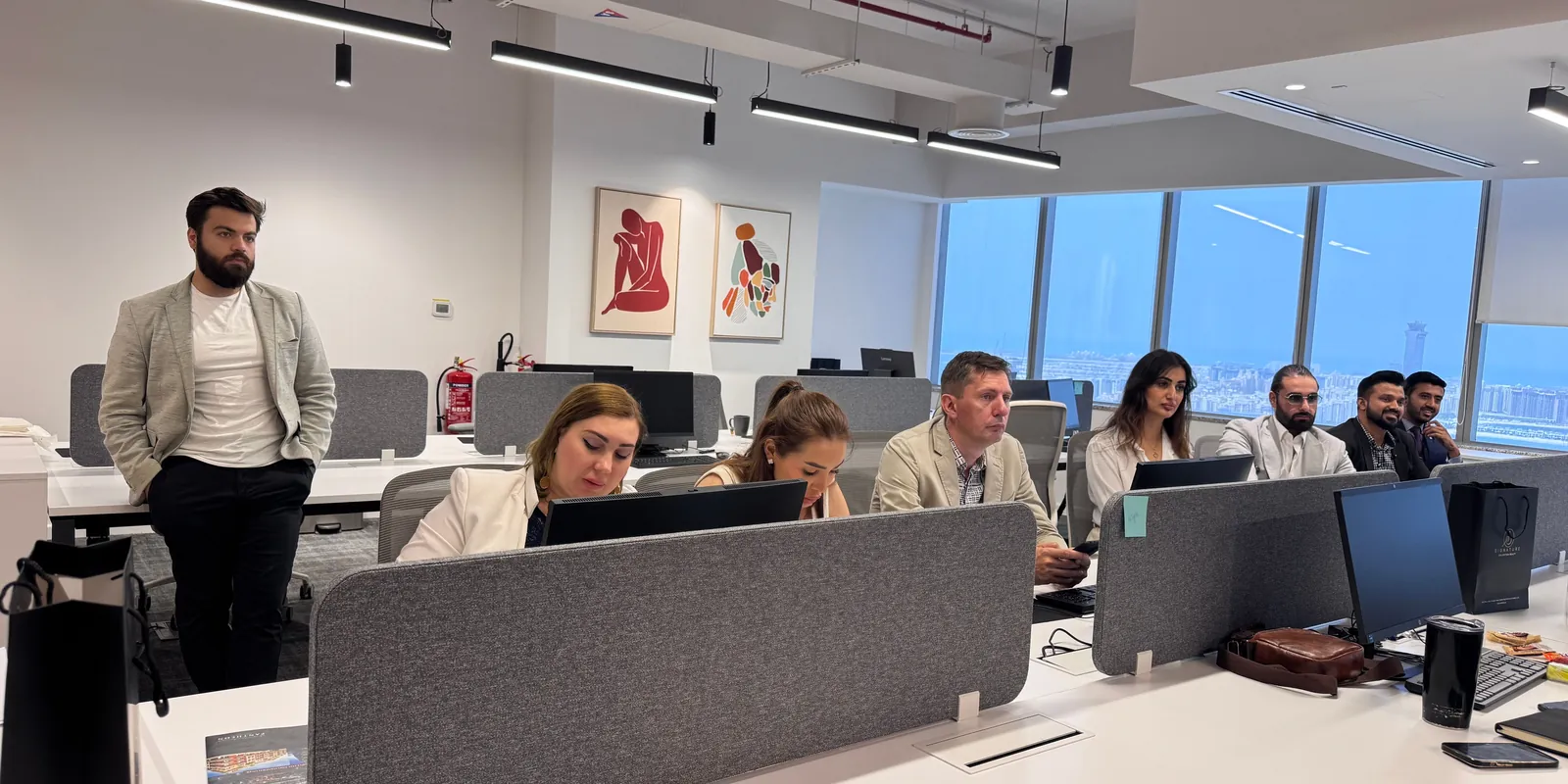 Team plakt gekleurde notities in vier kwadranten op een whiteboard tijdens een empathy-mapsessie