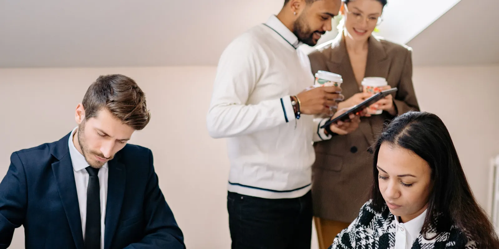 Klant schuift een tevredenheidsschaal op een tablet van moeilijk naar makkelijk