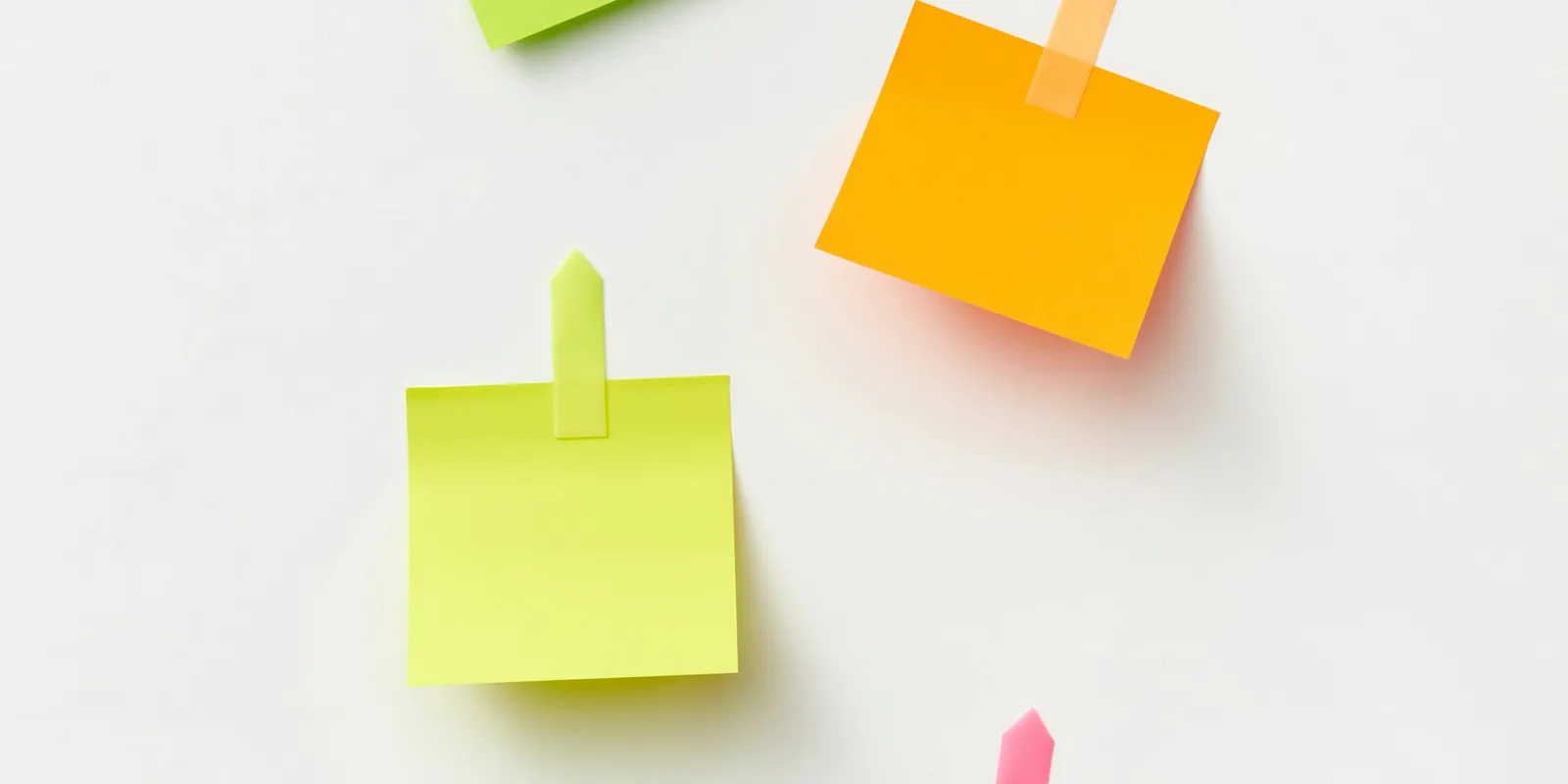 Ondernemer schetst een build-measure-learn-cyclus op een whiteboard
